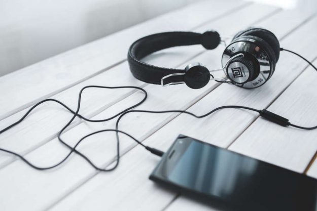 smartphone-vintage-technology-music